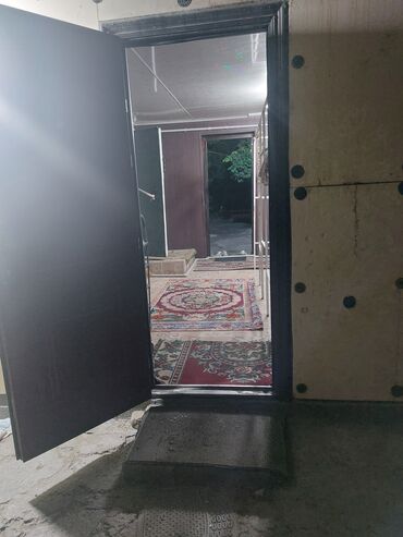 Продажа домов: Продаю дом с мебелью, двор на 2 машины, участок 8 соток. Внутри дома — 11