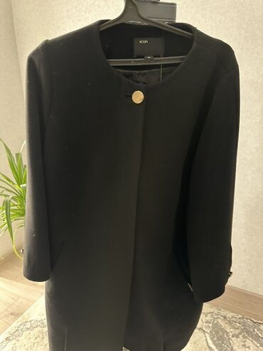 длинное трикотажное платье с капюшоном: Женская верхняя одежда — подборка из четырех моделей: 1) Черное