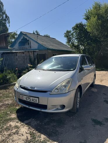 тайота хиасе: Серебристый минивэн Toyota Wish. На окнах установлены дефлекторы