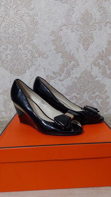 Другая женская обувь: Босоножки Б/У. Размер:37. Цвет:Чёрный. В хорошем состоянии