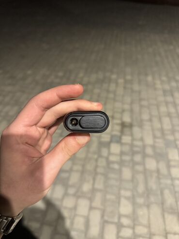 Bu, tünd rəngli, oval formalı elektron siqaret cihazıdır. Cihazın