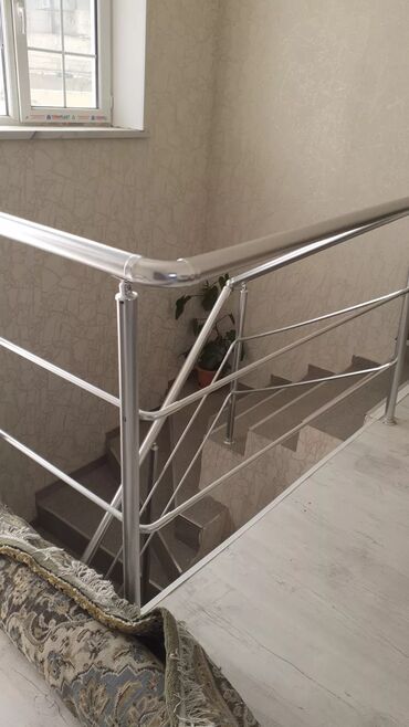 Pilləkən məhəccərləri: Paslanmayan metaldan olan müasir üslubda hazırlanmış pilləkən və eyvan — 10