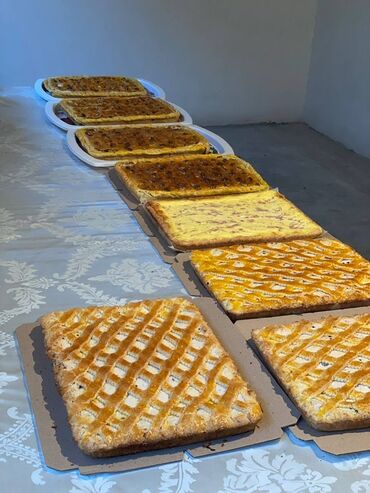 Выпечка, хлебобулочные изделия: Домашняя выпечка в больших прямоугольных формах. Ассортимент: - — 5