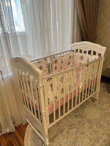 детскую кровать горка: Белая деревянная детская кроватка с классическим дизайном. Кровать