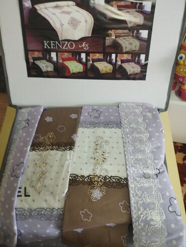 Постельное белье: Продаю подарочный набор kenzo одеяло 2 спальное и 4 наволочки, со