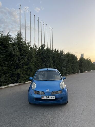 я ищу лада приора: Автомобиль Nissan Micra синего цвета, компактный городской хэтчбек