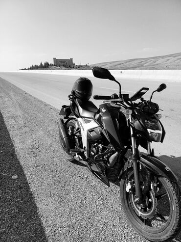ucuz matasklet: TVS Apache RTR motosiklet - Naked sport dizayn, aqressiv ön fara və