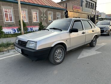 лада самара: Серебристый седан Lada Samara с классическим дизайном. Автомобиль