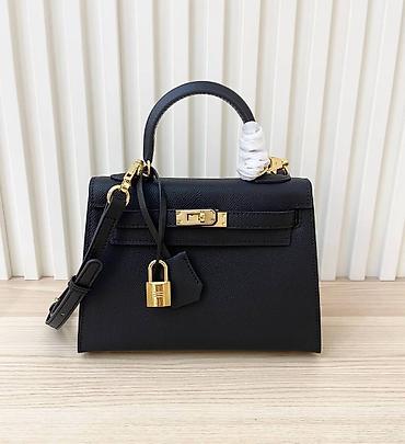 Torbe: Elegantna crna ručna torba od zrnaste kože, klasičnog trapezastog — 1