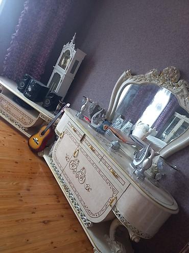Qonaq otağı dəstləri: Klassik üslubda qonaq otağı mebel dəsti Tərkibi: - 1 ədəd iri yemək — 5
