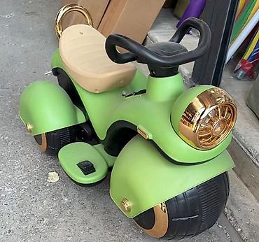 grncarski set: Dečji električni tricikl – zeleni sa zlatnim detaljima - Moderan — 1