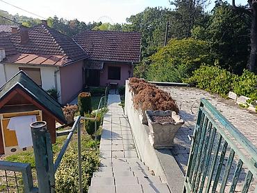 Kuće za izdavanje: Jednosoban apartman/kućica sa dvorištem i terasom u zelenom okruženju — 1