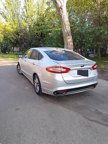 ford: Ford Fusion sedan satılır. Avtomobil gümüşü rəngdədir və zərif — 5