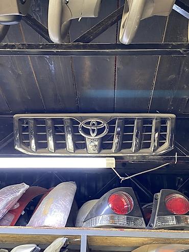 Решётка радиатора Toyota с фирменной эмблемой. Оригинальный дизайн в