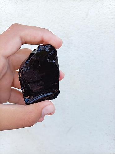 əl saatları: 51 ədəd Tünd qara rəngli obsidian . Xüsusiyyətlər: - Rəng: dərin qara — 1
