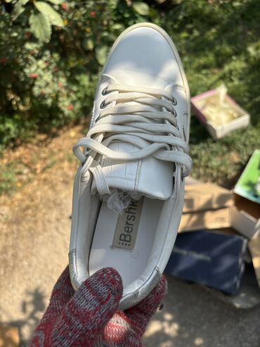 Women's Sneakers and athletic shoes: Кроссовки, 38.5, 39, 39.5, Bershka, Б/у, цвет - Белый, Бесплатная доставка, Платная доставка, Самовывоз