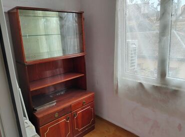 Uzunmüddətli kirayə mənzillər: Komidin: Kiçik ölçülü, bir neçə çekmecəli. - Radiator: Divara — 4