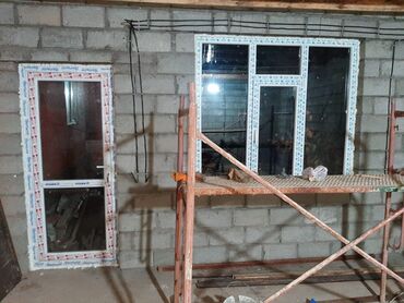 декоративный панел: Комплект, включающий одно ПВХ окно с многосекционным остеклением и