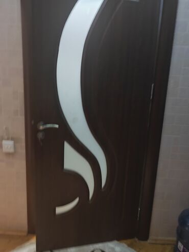 otax qapları: 3 Otaq qapisi(200*80) ve 1 hamam 1 tualet qapisi.(200*70) ruckalari