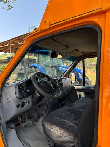 Yük maşınları: Narıncı rəngli, taxta bortlu, arxasında ikili təkərləri olan "Ford — 7