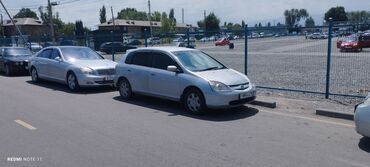 Honda: Компактный хэтчбек Honda Civic серебристого цвета. Автомобиль имеет
