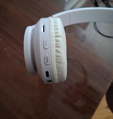 samsung level u: Ağ rəngli, başüstü Bluetooth qulaqcıq Xüsusiyyətlər: - Simsiz və — 3