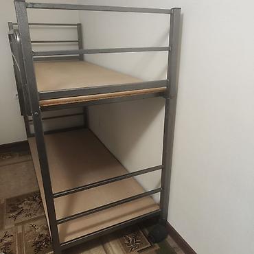 bunk bed: Двухъярусная металлическая кровать с прочным каркасом и лаконичным — 3