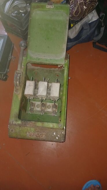 Generatorlar: Bu sənaye elektrik açarı qutusu, üç ədəd ağ keramik sigortanın