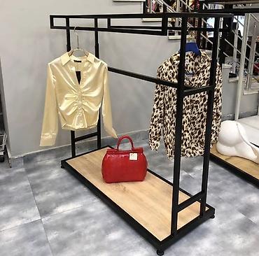 Stend vitrinləri: Mağaza və butik üçün metal geyim stendi. Qara rəngli metal karkaslı — 1