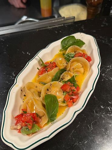 Готовые блюда, кулинария: Авторская кухня: свежеприготовленные блюда европейской и японской — 1