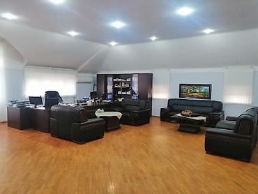 ev t: T. Əliyev küçəsində. Mülkiyyətdə 650m² olan. 7 sotda 4mərtəbəli 8 — 7