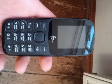 телефон fly связной: F+ şirkətinin istehsalı olan qara rəngli, kiçik ölçülü mobil telefon