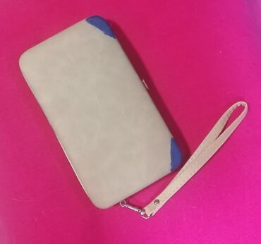 Novčanici: Torbica tri u jednom. Ima pregrade za novac, dokumenta, i deo za — 3