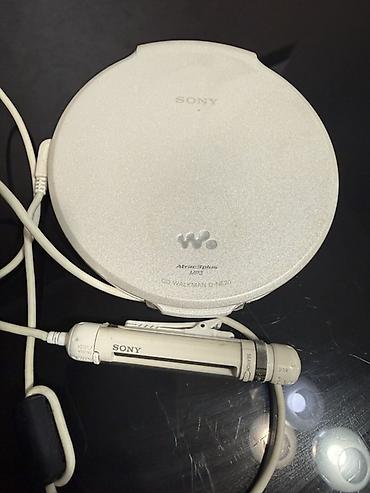 плеер для музыки: Портативный CD-плеер Sony CD Walkman D-NE20 с пультом ДУ на проводе — 1