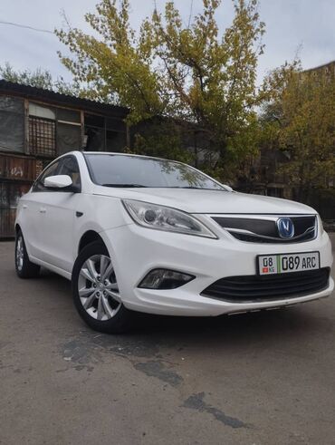 спортивные машины: Элегантный белый седан Changan Eado с плавными линиями кузова и