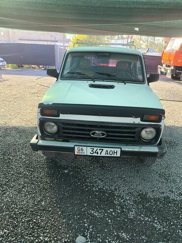 на опель вектра а: Белый внедорожник Lada 4x4 (Нива) с тремя дверями, предназначенный для