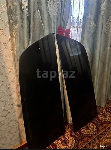 şuşə qapi: Bu iki qara rəngli panel, yuxarı hissəsi əyri formada olan, hamar və — 2
