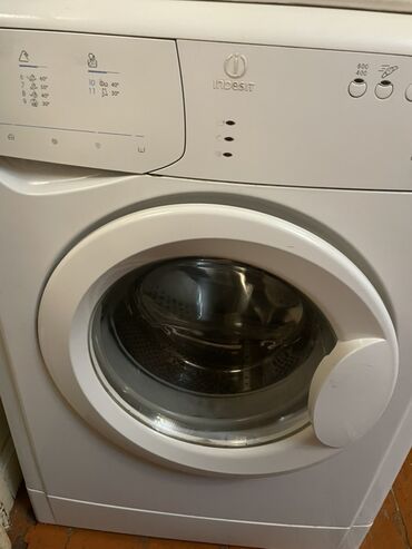 Hava nəmləndiriciləri və təmizləyiciləri: Ağ rəngdə, "Indesit" brendinin ön yükləmə paltaryuyan maşını. Ehtiyyat