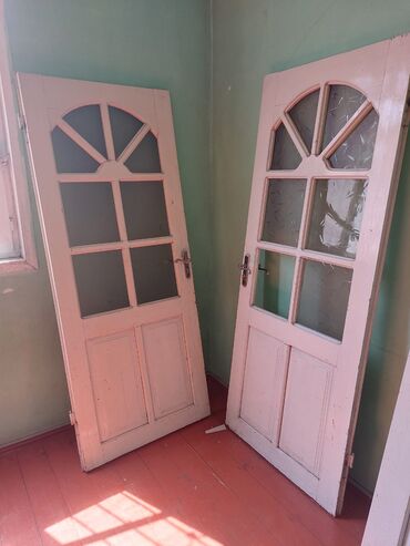 Otaq qapıları: Qapılar satılır. Ölçü : uzunluğu 2.45* 88 sm Qiymet 15 man Ünvan