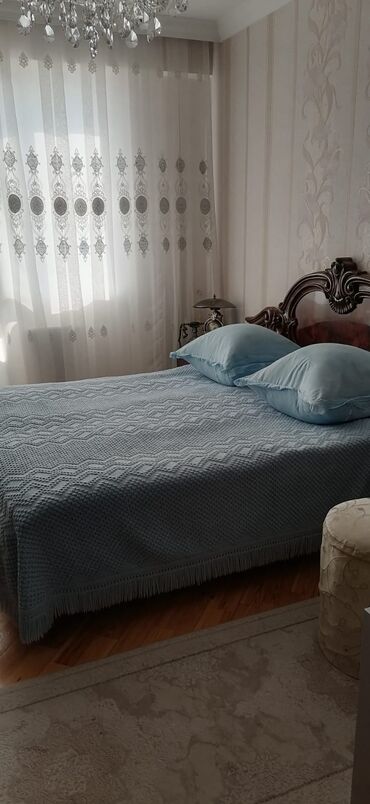 сдается 3 комнатная квартира: Tələbələrə verilir.Kirayə haqqı 200 manatdır.Ev Bakı şəhəri,Yeni