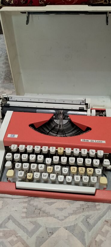 часы командирские: Винтажная пишущая машинка IBM de Luxe кораллового цвета. Имеет