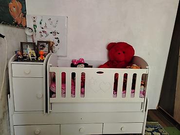 bortik desti: Uşaq çarpayısı – kombinə edilmiş beşik və komod - Rəng: ağ - — 2