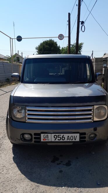машина машина машина машина машина: Автомобиль Nissan Cube серого цвета с характерным кубическим дизайном