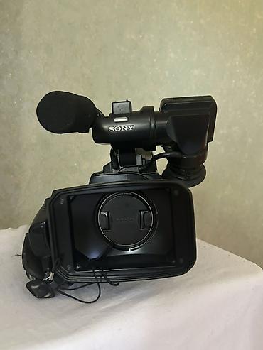sit ustu monitor: Sony HXR-MC1500 peşəkar videokamera - Sensor və görüntü: Exmor R — 4