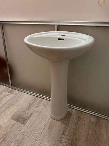 раковина из искусственного камня: Раковина Porta
На пьедестале
Круглая 
Размер 50/40 высота 80 см
8мкр