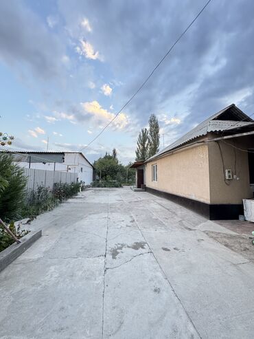 дом по улице бакая бишкек: Дом, 110 м², 4 комнаты, Собственник, Косметический ремонт