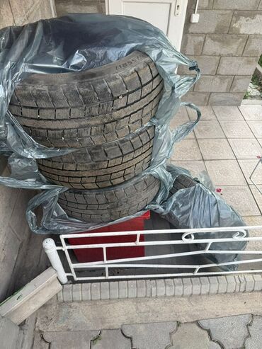 Шины: Комплект из четырех зимних шин размером 215/55R17. Протектор шин