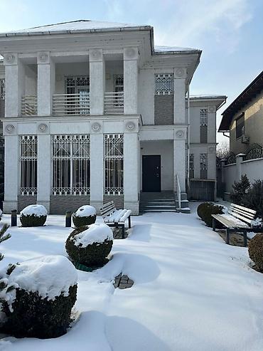 Долгосрочная аренда домов: 370 м², 6 комнат, Балкон застеклен, Забор, огорожен, Парковка — 7