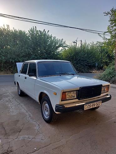 VAZ (LADA): VAZ 2107 sedan – klassik ağ rəngdə, 4 qapılı, arxaötürücülü. Texniki — 2