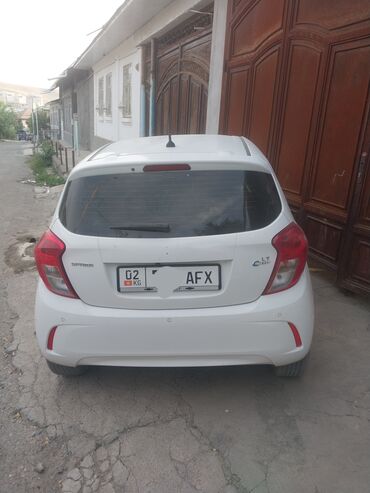 где дешевле купить машину бу: Белый хэтчбек Chevrolet Spark, 2019 года выпуска, с 1-литровым